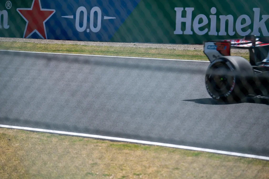 速すぎて通過するF1マシン